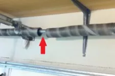 Le ressort de ma porte de garage est brisé. Que dois-je faire ?