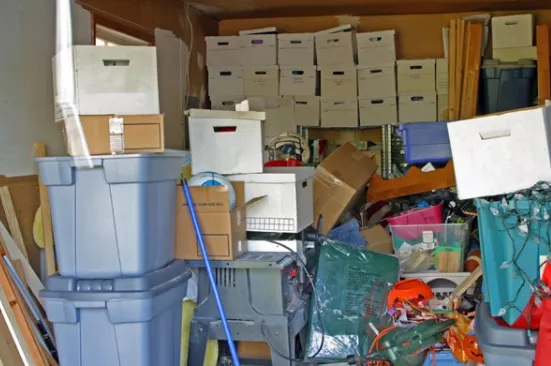 Portes de garage : une vente-débarras pour faire de l’espace