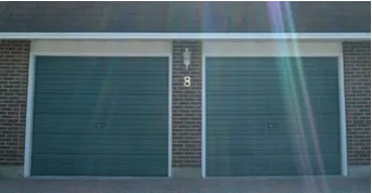 Deux vieilles portes de garage grises